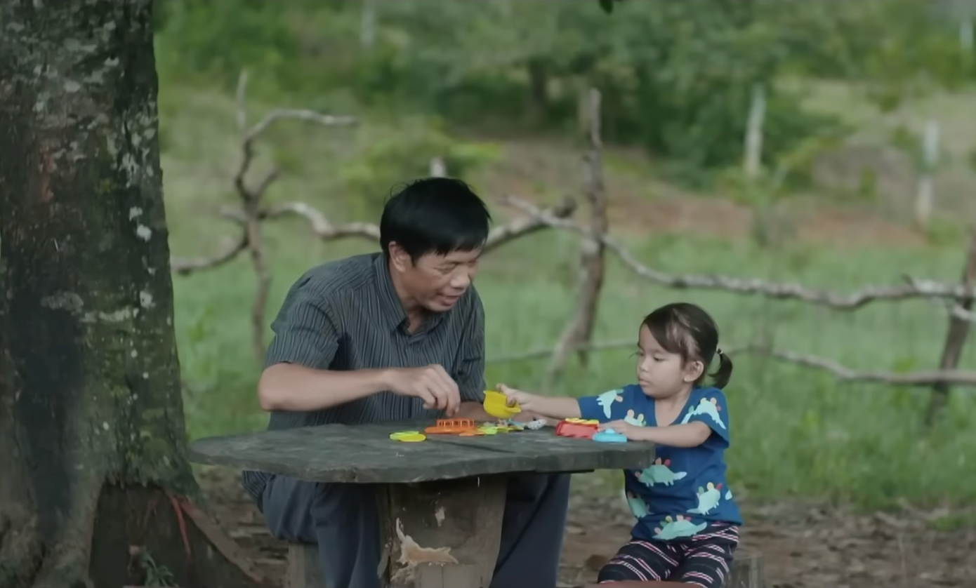 Mô vui mừng khi Hạt Dẻ gọi tiếng cha. Ảnh: CMH.