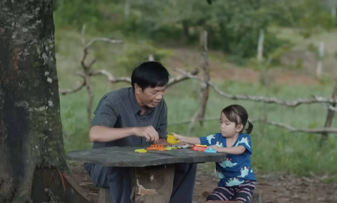 Mô vui mừng khi Hạt Dẻ gọi tiếng cha. Ảnh: CMH.