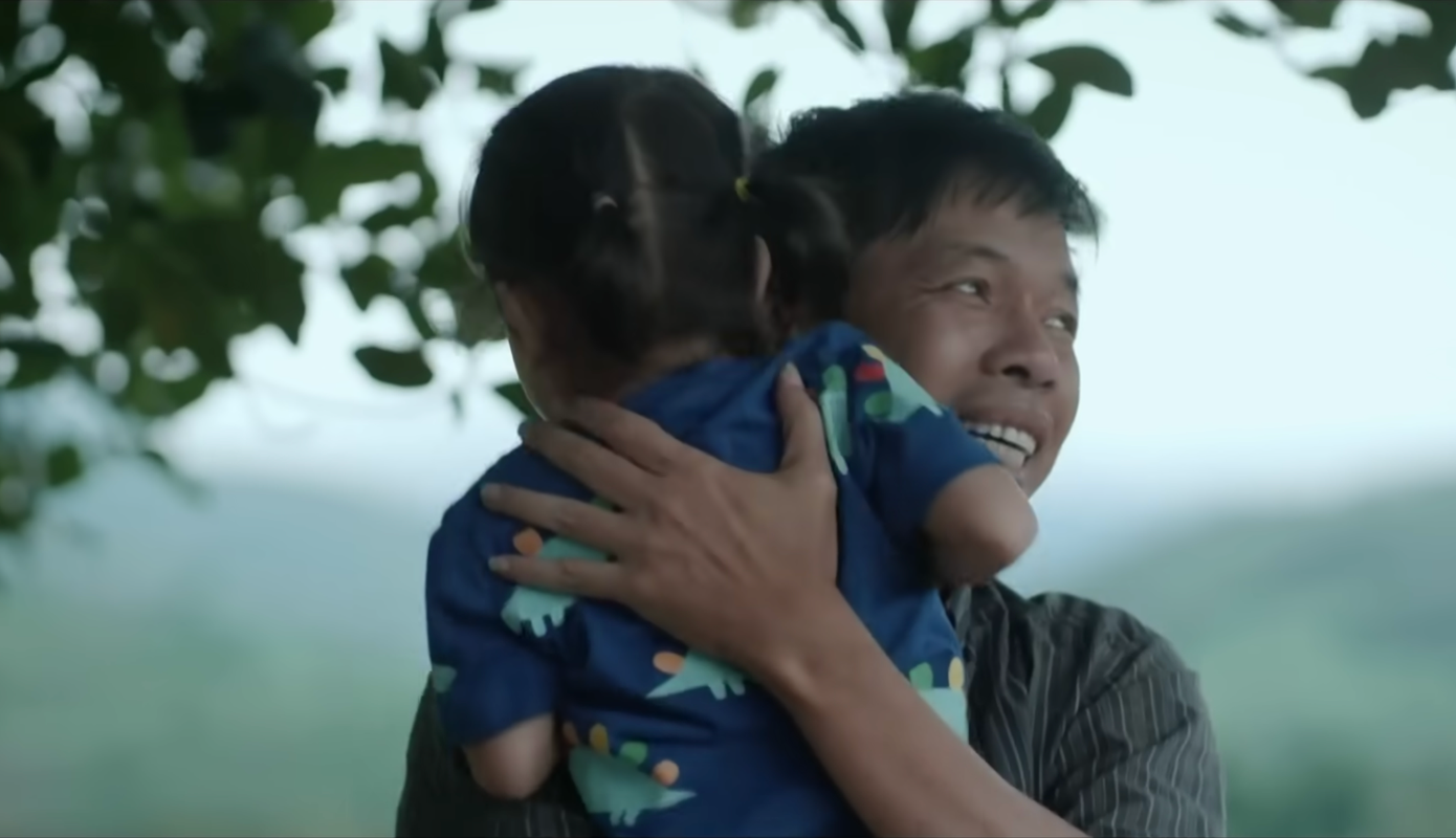 Mô vui mừng khi Hạt Dẻ gọi tiếng cha. Ảnh: CMH.