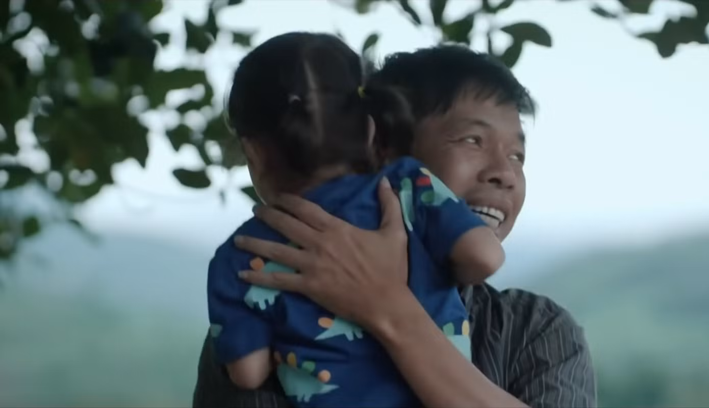 Mô vui mừng khi Hạt Dẻ gọi tiếng cha. Ảnh: CMH.