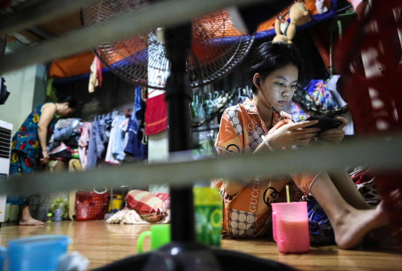 Sống trong sự chật chội lâu ngày nên các thành viên ở đây cũng dần quen với cái khổ. Sống trong sự chật chội lâu ngày nên các thành viên ở đây cũng dần quen với cái khổ.