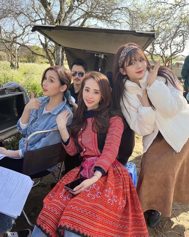 Ê-kíp đoàn phim đã vượt chặng đường dài để tới Mộc Châu thực hiện những cảnh quay đẹp mắt với vườn mận, hoa cải, đồi chè Ê-kíp đoàn phim đã vượt chặng đường dài để tới Mộc Châu thực hiện những cảnh quay đẹp mắt với vườn mận, hoa cải, đồi chè