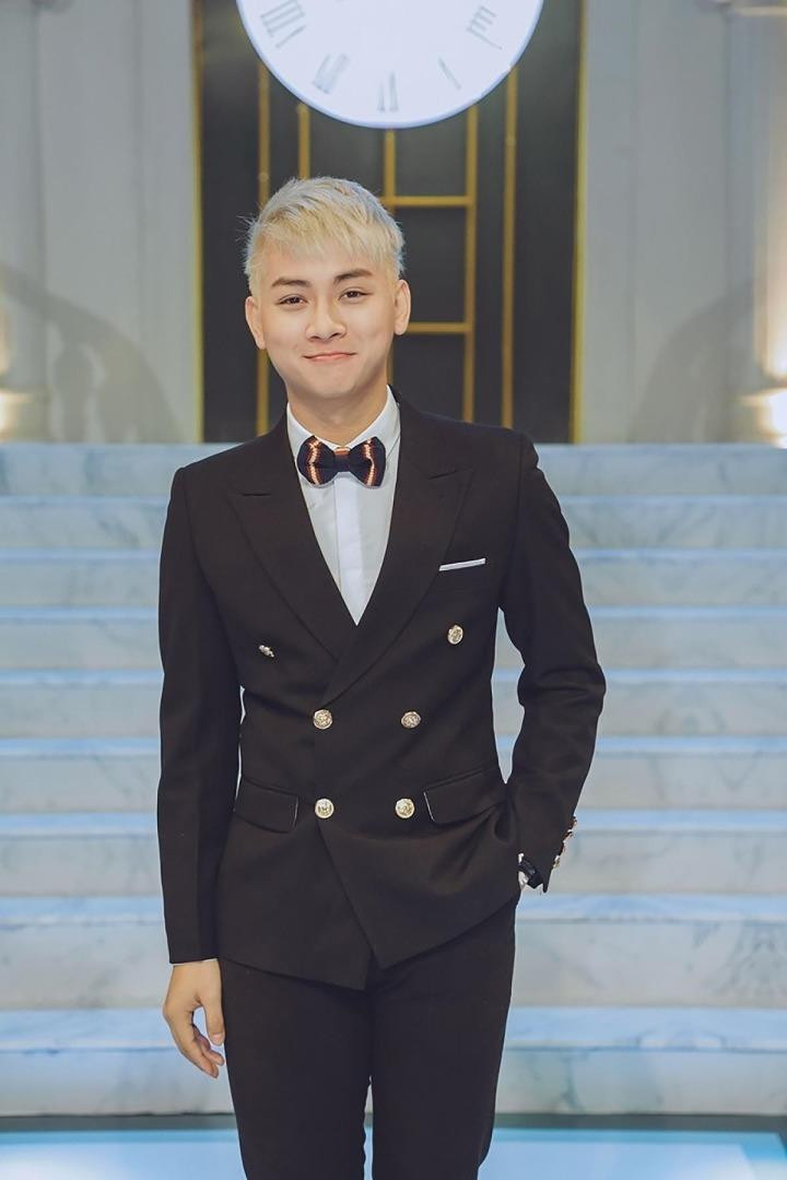 Hoài Lâm thời còn hoạt động trong Showbiz. Hoài Lâm thời còn hoạt động trong Showbiz.