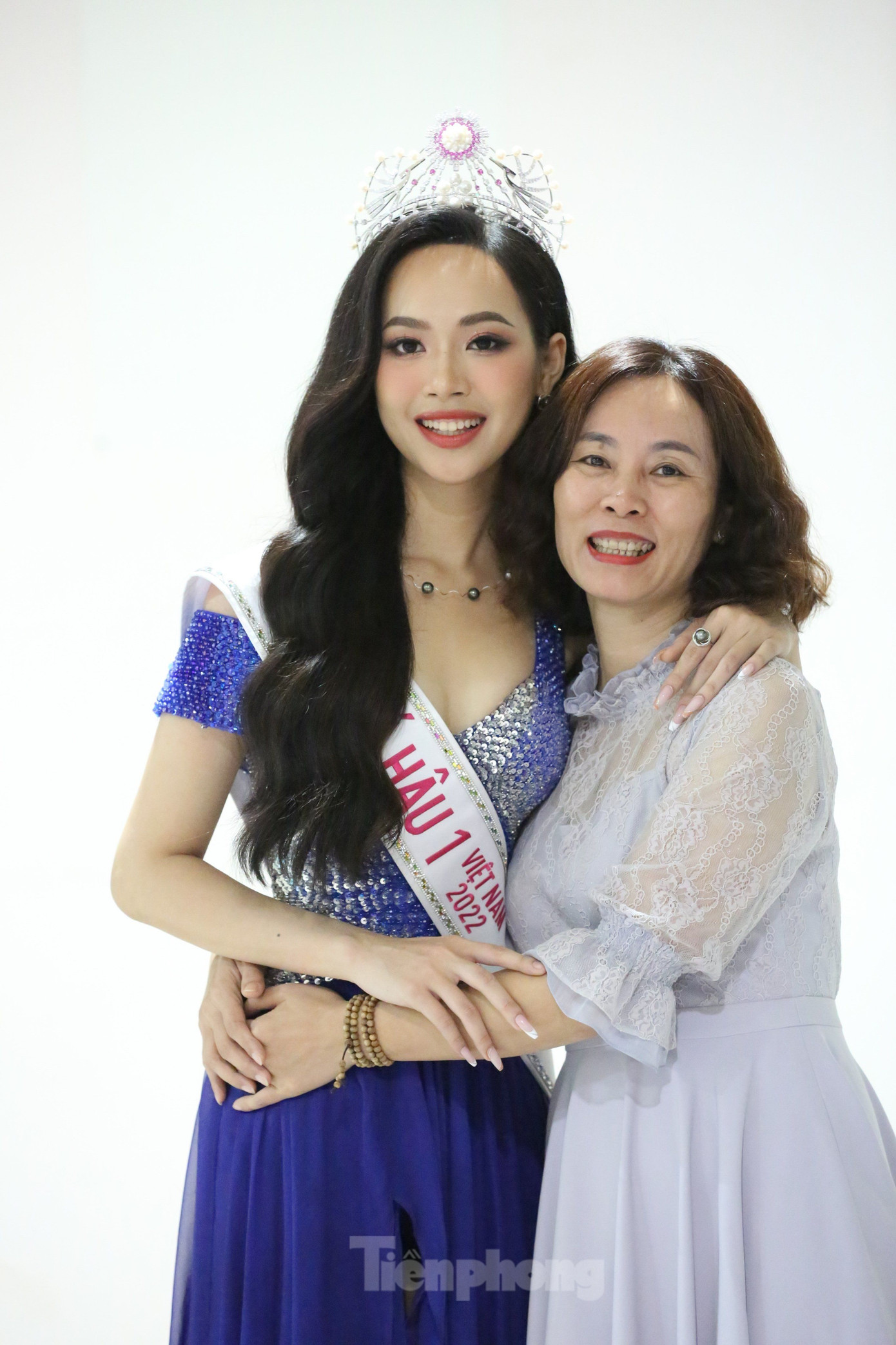 Chia sẻ với Tiền Phong, Thùy Linh tiết lộ cô là con một trong nhà. Đêm Chung kết, cả đại gia đình từ Thanh Hóa vào TP.HCM cổ vũ cho cô. Thùy Linh chuẩn bị tâm thế thoải mái trước đêm chung kết, cô chia sẻ: “Hãy là chính bạn và tỏa sáng theo cách riêng”. Chia sẻ với Tiền Phong, Thùy Linh tiết lộ cô là con một trong nhà. Đêm Chung kết, cả đại gia đình từ Thanh Hóa vào TP.HCM cổ vũ cho cô. Thùy Linh chuẩn bị tâm thế thoải mái trước đêm chung kết, cô chia sẻ: “Hãy là chính bạn và tỏa sáng theo cách riêng”.