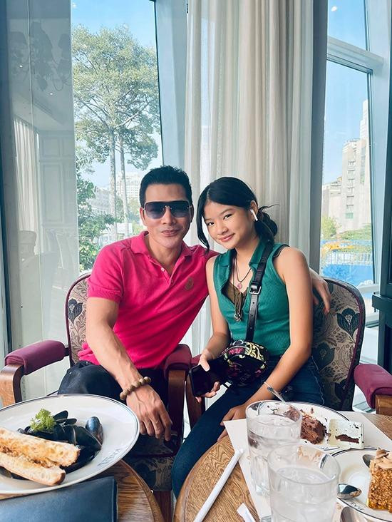 Vào cuối năm ngoái, Trần Bảo Sơn đón bảo Tiên sang Mỹ 1 tháng để về thăm ông bà nội. Hai bố con hòa hợp, cùng nhau dạo phố, ăn uống, mua sắm.