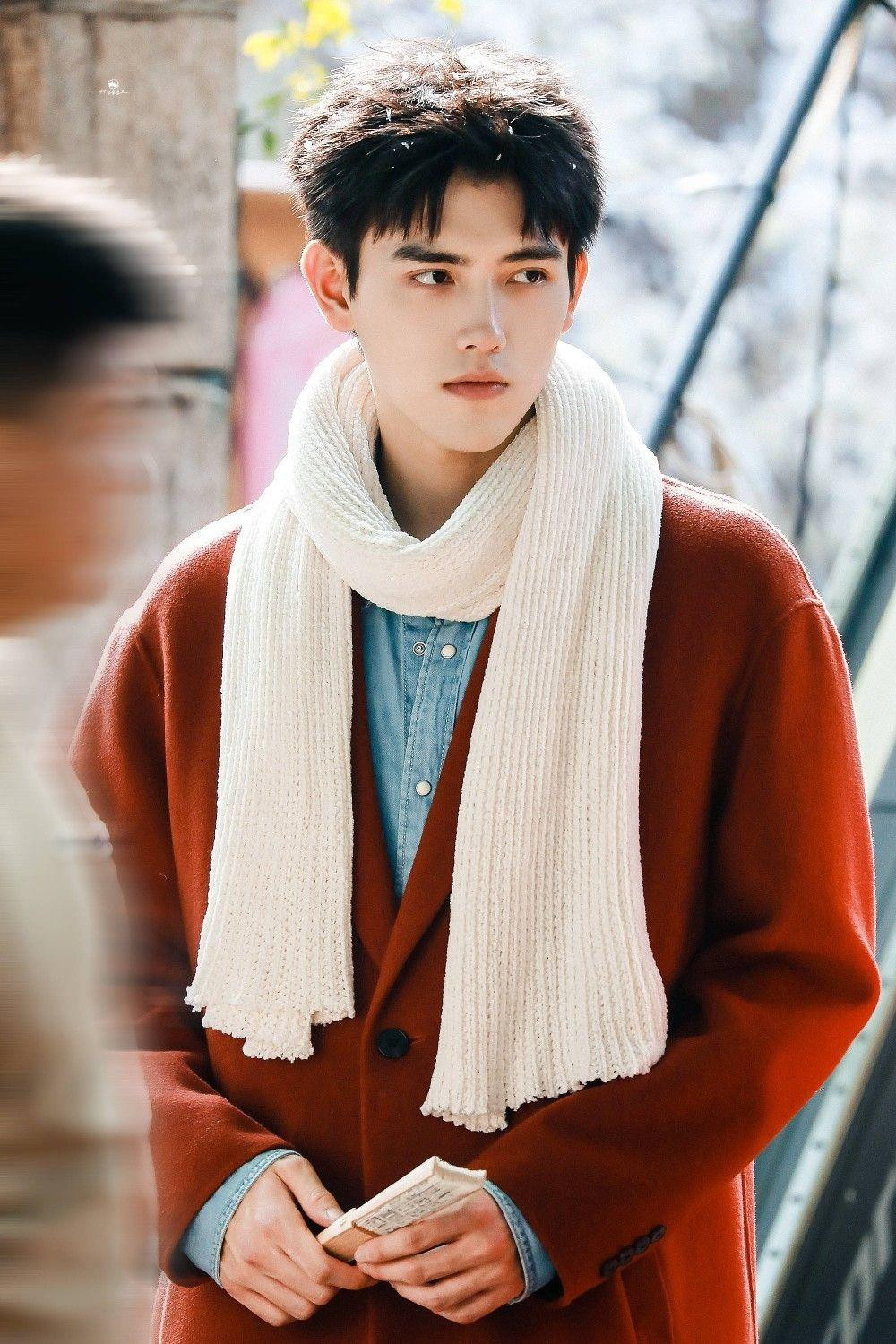 Mỹ nam 10X là con trai út của đạo diễn nổi tiếng Trần Khải Ca và “Điêu thuyền đẹp nhất màn ảnh” Trần Hồng. Xuất thân trong gia đình bề thế, diễn viên được mệnh danh là “Thái tử Cbiz”. Trần Phi Vũ còn có anh trai tên Trần Vũ Ngang, sinh năm 1997. Ảnh: Pinterest. Mỹ nam 10X là con trai út của đạo diễn nổi tiếng Trần Khải Ca và “Điêu thuyền đẹp nhất màn ảnh” Trần Hồng. Xuất thân trong gia đình bề thế, diễn viên được mệnh danh là “Thái tử Cbiz”. Trần Phi Vũ còn có anh trai tên Trần Vũ Ngang, sinh năm 1997. Ảnh: Pinterest.