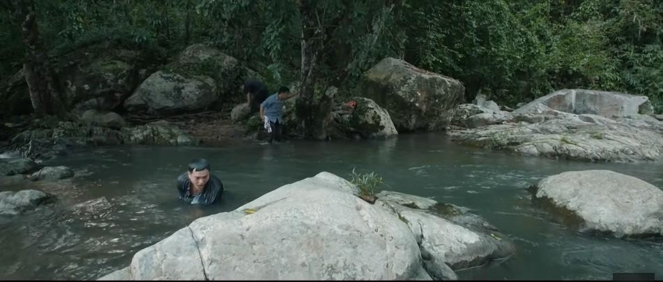 Loan mất tích, mọi người lo sợ cô trượt chân ngã xuống suối. Ảnh: CMH. Loan mất tích, mọi người lo sợ cô trượt chân ngã xuống suối. Ảnh: CMH.