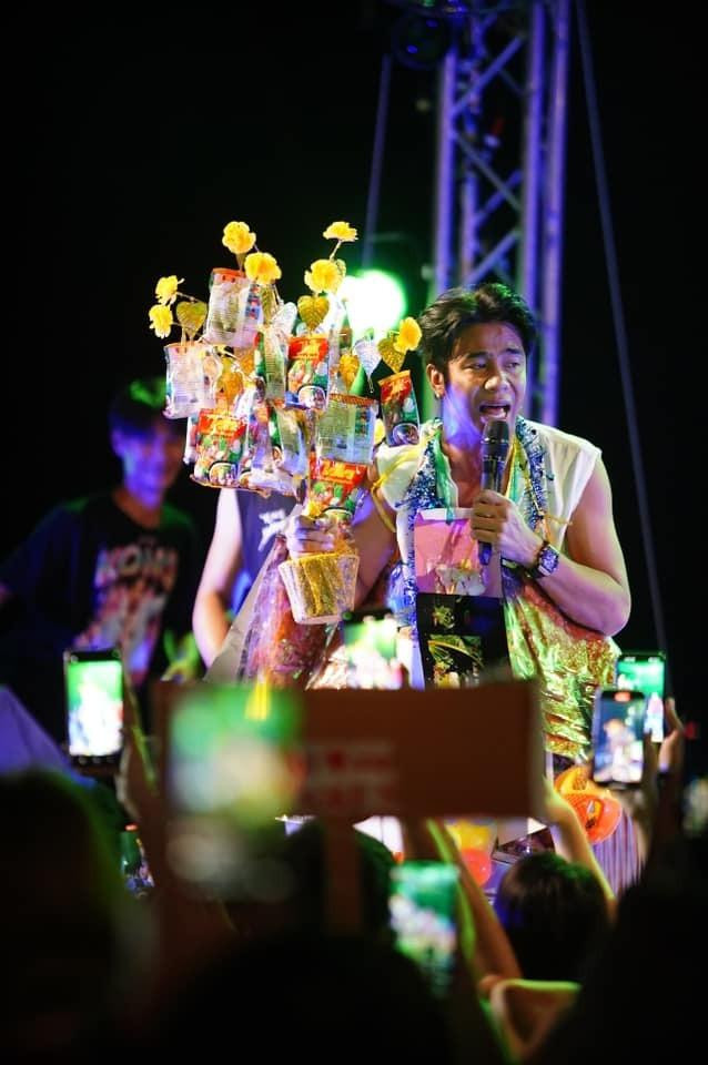 Màn biểu diễn của anh trải dài khắp các tỉnh thành Thái Lan, sân khấu của Kong Huayrai lúc nào cũng chật ních khán giả. Ca sĩ nhận được sự yêu mến của công chúng bởi sự gần gũi, dễ thương. Màn biểu diễn của anh trải dài khắp các tỉnh thành Thái Lan, sân khấu của Kong Huayrai lúc nào cũng chật ních khán giả. Ca sĩ nhận được sự yêu mến của công chúng bởi sự gần gũi, dễ thương.