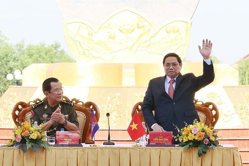 Hình ảnh Thủ tướng Phạm Minh Chính và Thủ tướng Campuchia Hun Sen dự buổi nói chuyện với nhân dân Việt Nam. (Ảnh: Dương Giang/TTXVN) Hình ảnh Thủ tướng Phạm Minh Chính và Thủ tướng Campuchia Hun Sen dự buổi nói chuyện với nhân dân Việt Nam. (Ảnh: Dương Giang/TTXVN)