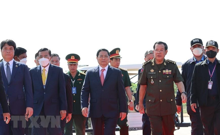 Thủ tướng Campuchia Samdech Techo Hun Sen đón Thủ tướng Phạm Minh Chính dự lễ kỷ niệm 45 năm Con đường tiến tới đánh đổ chế độ diệt chủng Pol Pot. (Ảnh: Dương Giang/TTXVN) Thủ tướng Campuchia Samdech Techo Hun Sen đón Thủ tướng Phạm Minh Chính dự lễ kỷ niệm 45 năm Con đường tiến tới đánh đổ chế độ diệt chủng Pol Pot. (Ảnh: Dương Giang/TTXVN)