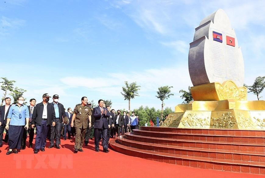 Thủ tướng Phạm Minh Chính và Thủ tướng Campuchia Samdech Techo Hun Sen thăm bia đá tại điểm dừng chân trong hành trình cứu nước của Thủ tướng Hun Sen.(Ảnh: Dương Giang/TTXVN) Thủ tướng Phạm Minh Chính và Thủ tướng Campuchia Samdech Techo Hun Sen thăm bia đá tại điểm dừng chân trong hành trình cứu nước của Thủ tướng Hun Sen.(Ảnh: Dương Giang/TTXVN)