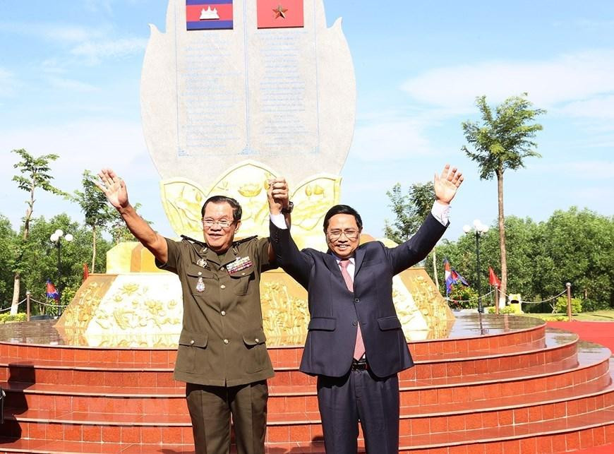Thủ tướng Phạm Minh Chính và Thủ tướng Campuchia Samdech Techo Hun Sen chụp ảnh chung tại Khu vực X6. (Ảnh: Dương Giang/TTXVN) Thủ tướng Phạm Minh Chính và Thủ tướng Campuchia Samdech Techo Hun Sen chụp ảnh chung tại Khu vực X6. (Ảnh: Dương Giang/TTXVN)