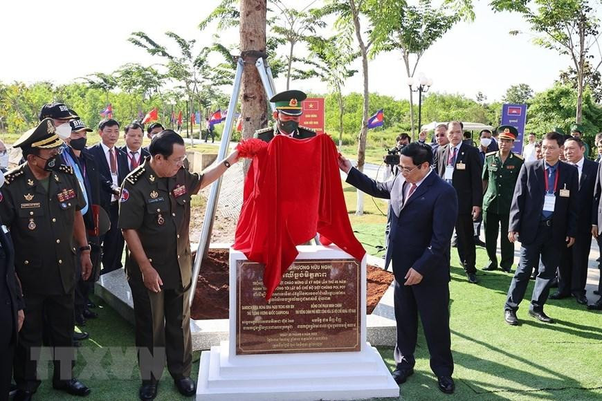 Thủ tướng Phạm Minh Chính và Thủ tướng Campuchia Samdech Techo Hun Sen trồng cây hữu nghị tại khu vực X16. (Ảnh: Dương Giang/TTXVN) Thủ tướng Phạm Minh Chính và Thủ tướng Campuchia Samdech Techo Hun Sen trồng cây hữu nghị tại khu vực X16. (Ảnh: Dương Giang/TTXVN)