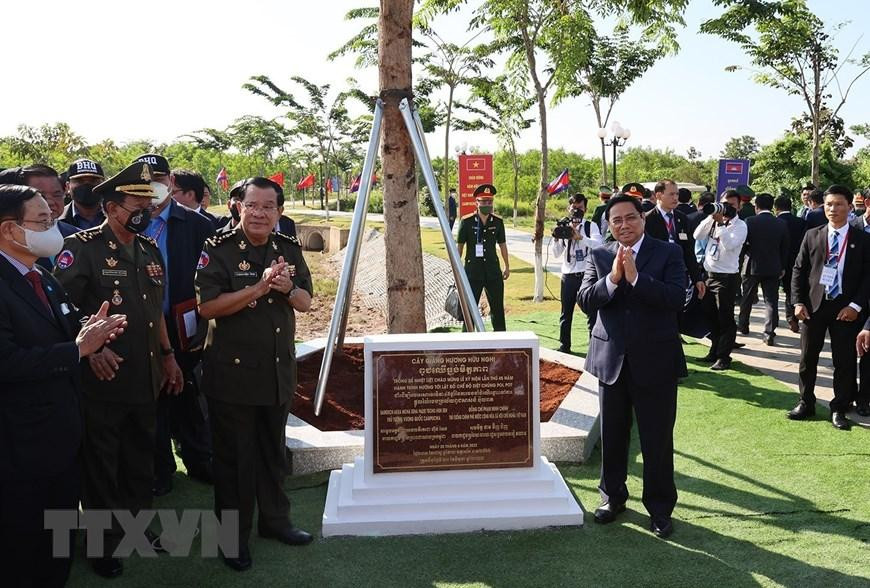 Hình ảnh Thủ tướng Phạm Minh Chính và Thủ tướng Campuchia Samdech Techo Hun Sen trồng cây hữu nghị tại khu vực X16. (Ảnh: Dương Giang/TTXVN) Hình ảnh Thủ tướng Phạm Minh Chính và Thủ tướng Campuchia Samdech Techo Hun Sen trồng cây hữu nghị tại khu vực X16. (Ảnh: Dương Giang/TTXVN)