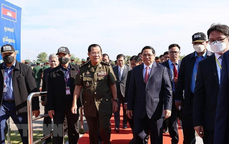 Thủ tướng Phạm Minh Chính đón Thủ tướng Campuchia Samdech Techo Hun Sen sang thăm điểm dừng chân trong hành trình cứu nước tại Khu vực X16. Đây là hoạt động trong Chương trình Lễ kỷ niệm 45 năm "Con đường tiến tới đánh đổ chế độ diệt chủng Pol Pot" của Thủ tướng Campuchia Hun Sen (Ảnh: Dương Giang/TTXVN) Thủ tướng Phạm Minh Chính đón Thủ tướng Campuchia Samdech Techo Hun Sen sang thăm điểm dừng chân trong hành trình cứu nước tại Khu vực X16. Đây là hoạt động trong Chương trình Lễ kỷ niệm 45 năm "Con đường tiến tới đánh đổ chế độ diệt chủng Pol Pot" của Thủ tướng Campuchia Hun Sen (Ảnh: Dương Giang/TTXVN)