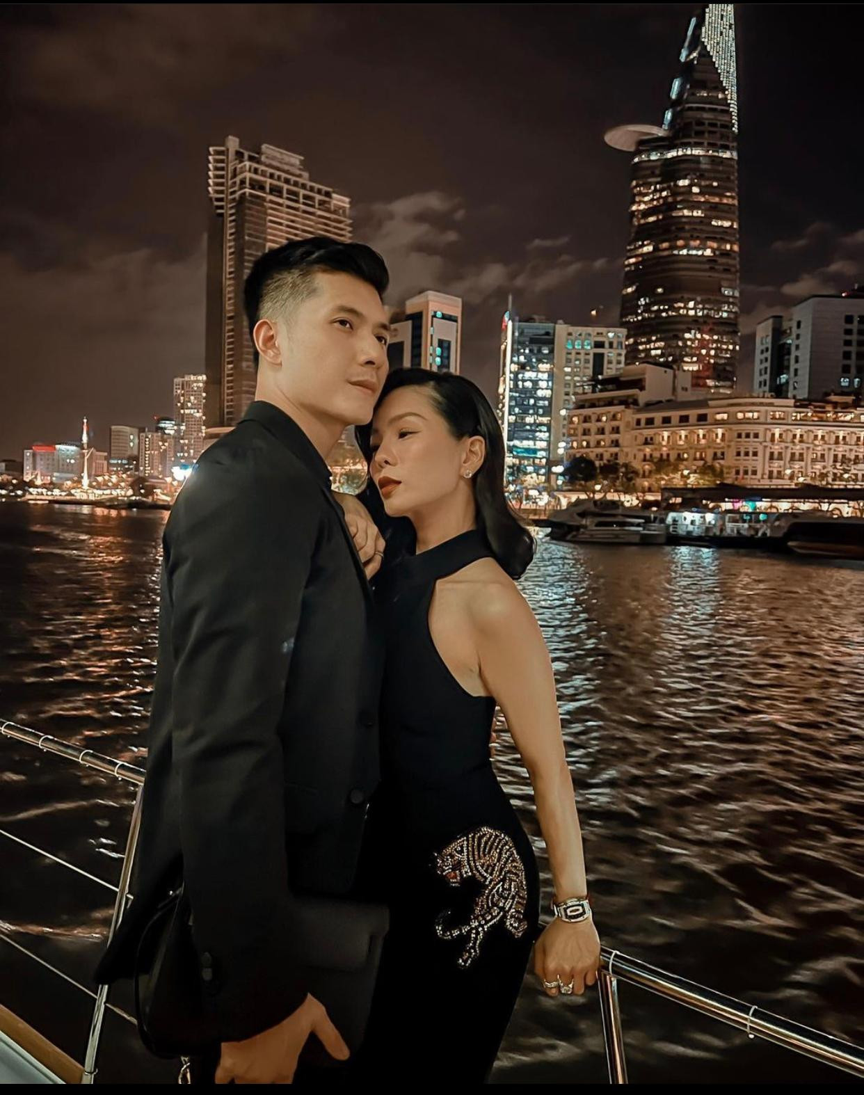 Lệ Quyên tình tứ bên tình trẻ Lâm Bảo Châu, nữ ca sĩ viết: "Chúc mừng năm mới! Chào 2022 luôn đong đầy hạnh phúc và bình an nhé". Lệ Quyên tình tứ bên tình trẻ Lâm Bảo Châu, nữ ca sĩ viết: "Chúc mừng năm mới! Chào 2022 luôn đong đầy hạnh phúc và bình an nhé".