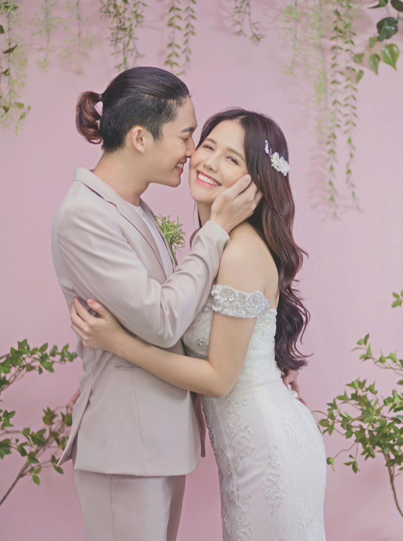 Nam diễn viên và Phanh Lee cũng có đám cưới đáng yêu trong bộ phim Yêu thì ghét thôi. Nam diễn viên và Phanh Lee cũng có đám cưới đáng yêu trong bộ phim Yêu thì ghét thôi.