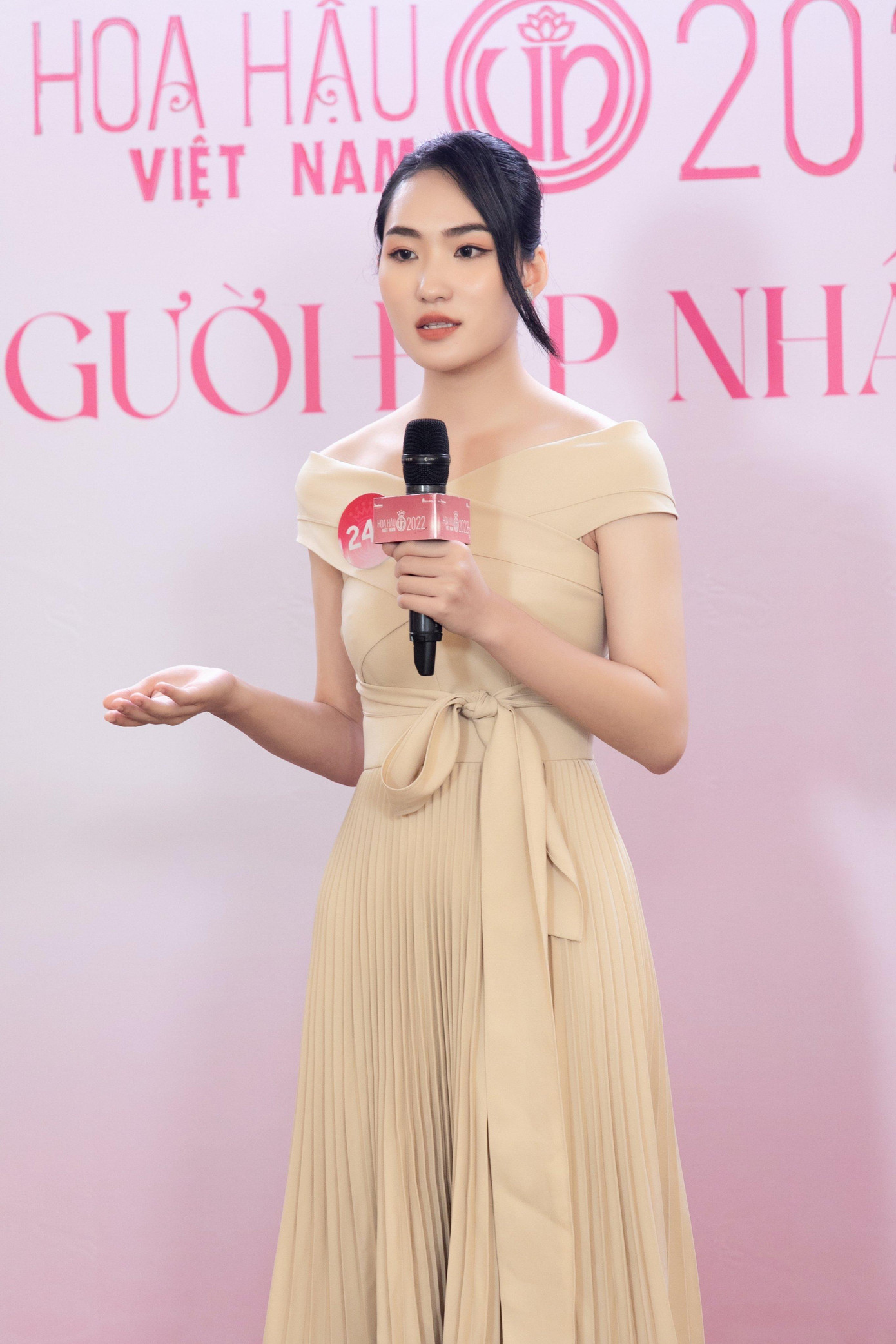 Thí sinh Đinh Khánh Hòa (trái) và thí sinh Nguyễn Lê Nhật Quỳnh.