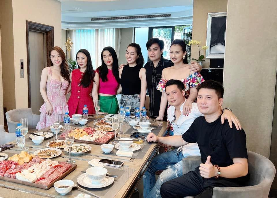 Lã Thanh Huyền bắt đầu chuỗi ngày nghỉ lễ bằng buổi tiệc nhỏ bên cạnh hội bạn thân.