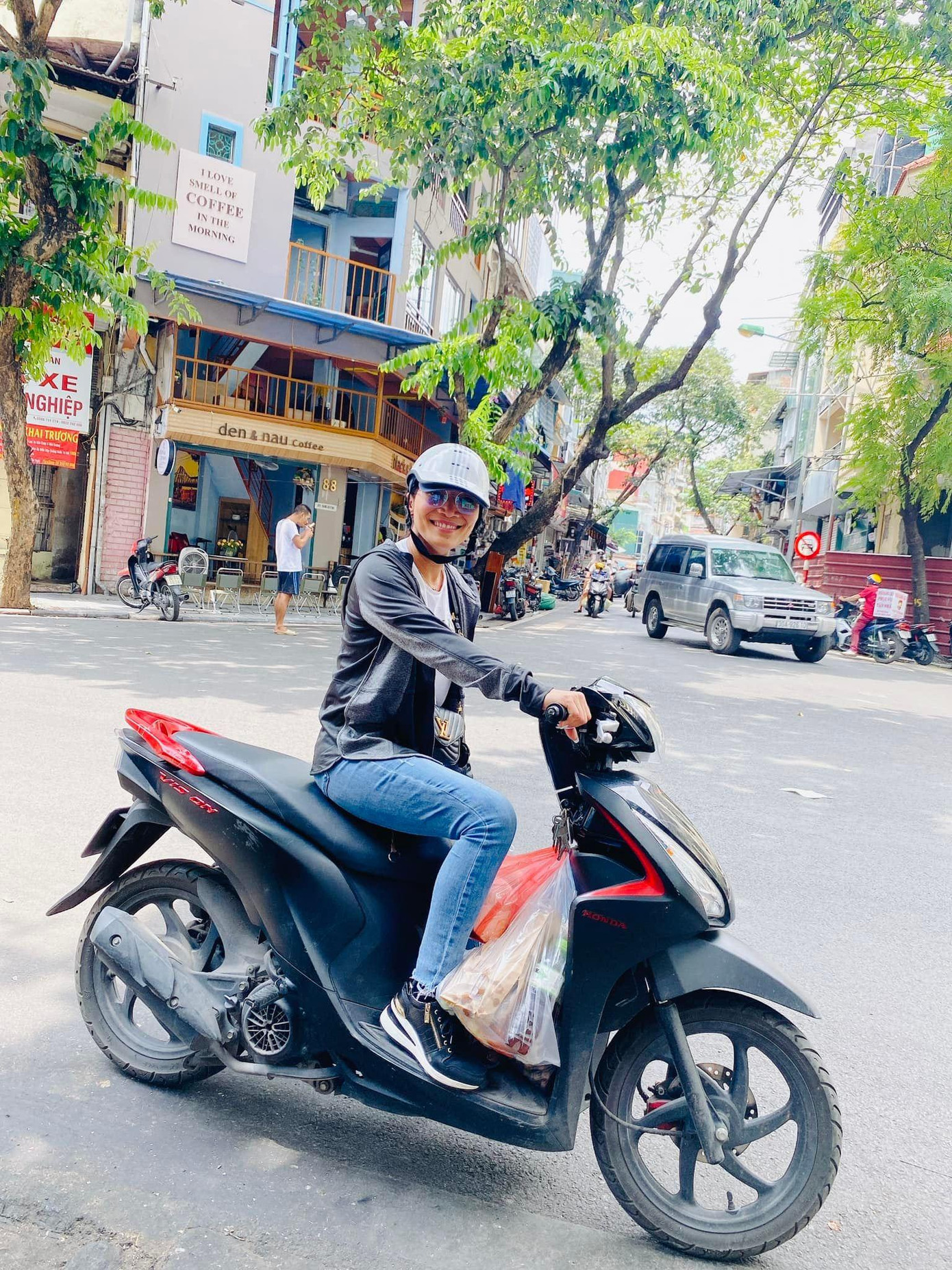 Giọng ca Mắt nai cha cha cha thích thú khi thử cảm giác đi xe máy lượn quanh phố xá.