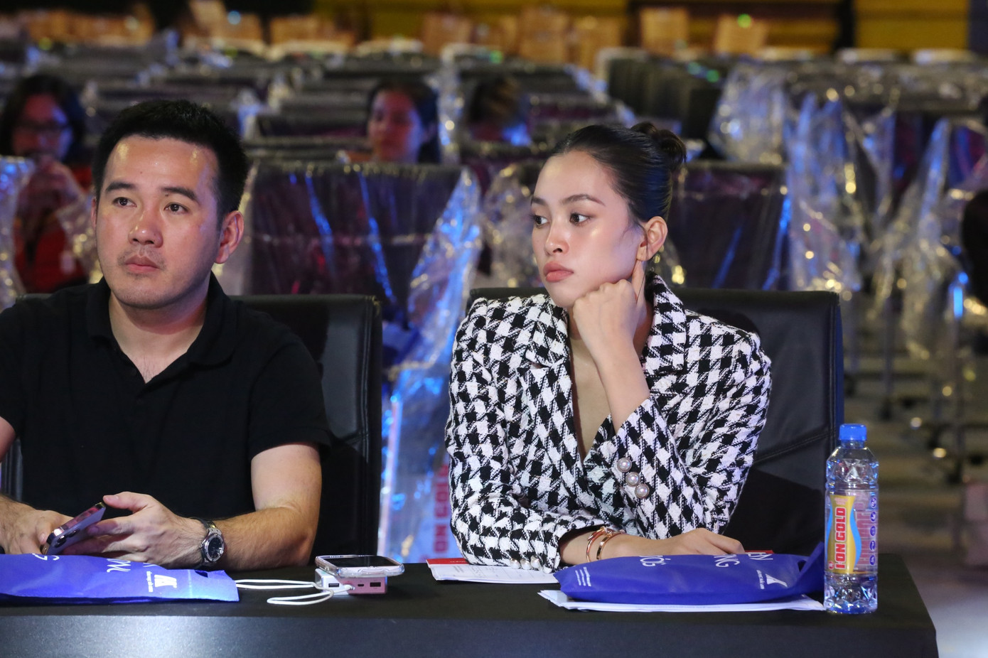 Không chỉ các thí sinh, 7 giám khảo Hoa hậu Việt Nam 2022 đều góp mặt gồm nhà báo Lê Xuân Sơn, nhà thơ Trần Hữu Việt, NSƯT Xuân Bắc, nhà thiết kế Lê Thành Hòa, Á hậu Thuỵ Vân, Hoa hậu Tiểu Vy và Hoa hậu Bảo Ngọc.