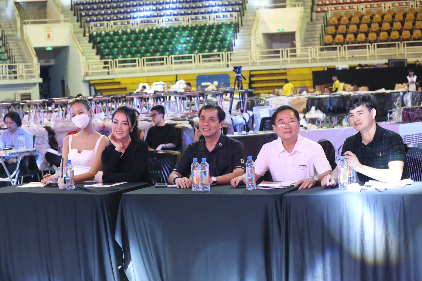 Không chỉ các thí sinh, 7 giám khảo Hoa hậu Việt Nam 2022 đều góp mặt gồm nhà báo Lê Xuân Sơn, nhà thơ Trần Hữu Việt, NSƯT Xuân Bắc, nhà thiết kế Lê Thành Hòa, Á hậu Thuỵ Vân, Hoa hậu Tiểu Vy và Hoa hậu Bảo Ngọc.