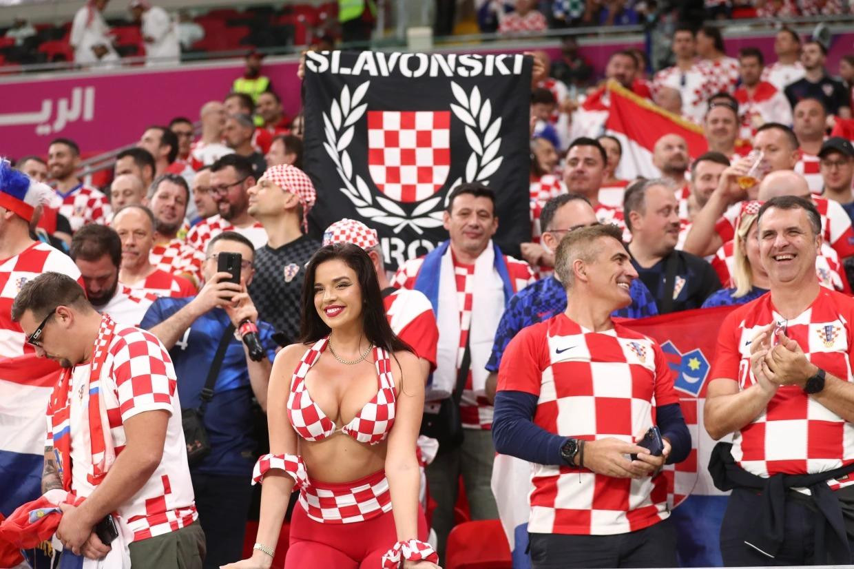 Những bộ trang phục bốc lửa của mẫu nữ Croatia tại World Cup 2022. Cô cho biết bản thân không sợ bị bắt dù du khách bị cấm mặc trang phục hở hang khi đặt chân đến Qatar. Ảnh: Getty, IG.