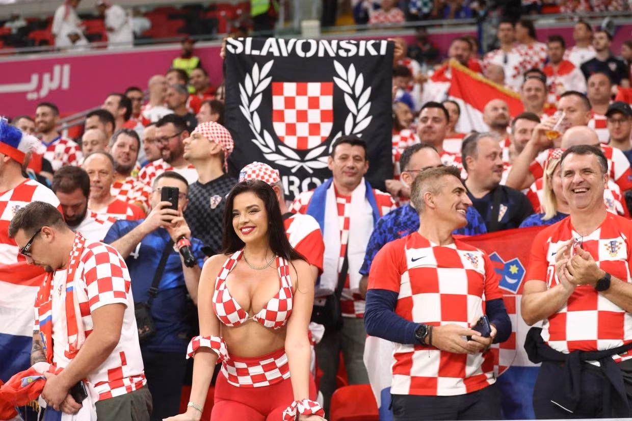 Những bộ trang phục bốc lửa của mẫu nữ Croatia tại World Cup 2022. Cô cho biết bản thân không sợ bị bắt dù du khách bị cấm mặc trang phục hở hang khi đặt chân đến Qatar. Ảnh: Getty, IG. Những bộ trang phục bốc lửa của mẫu nữ Croatia tại World Cup 2022. Cô cho biết bản thân không sợ bị bắt dù du khách bị cấm mặc trang phục hở hang khi đặt chân đến Qatar. Ảnh: Getty, IG.