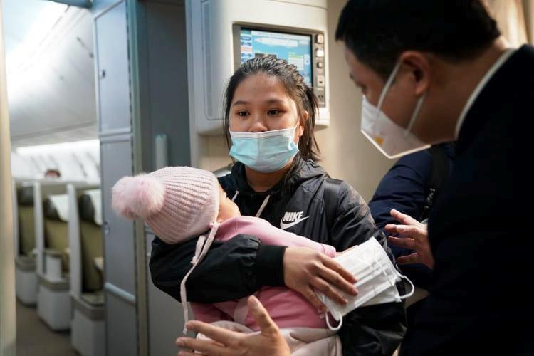 Ai cũng mong sớm được đặt chân lên tàu bay để về nước sau hành trình dài sơ tán khỏi chiến sự Ukraine sang nước láng giềng Romania. (Ảnh: CTV/Vietnam+)