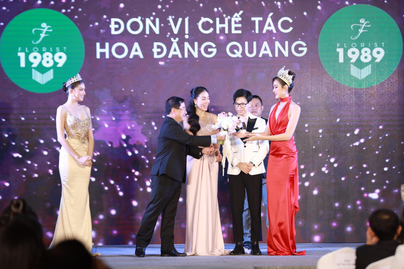 Hoa hậu Đỗ Thị Hà cầm trên tay đóa hoa mang tên “Tinh khôi” dành cho Hoa hậu Việt Nam 2022.