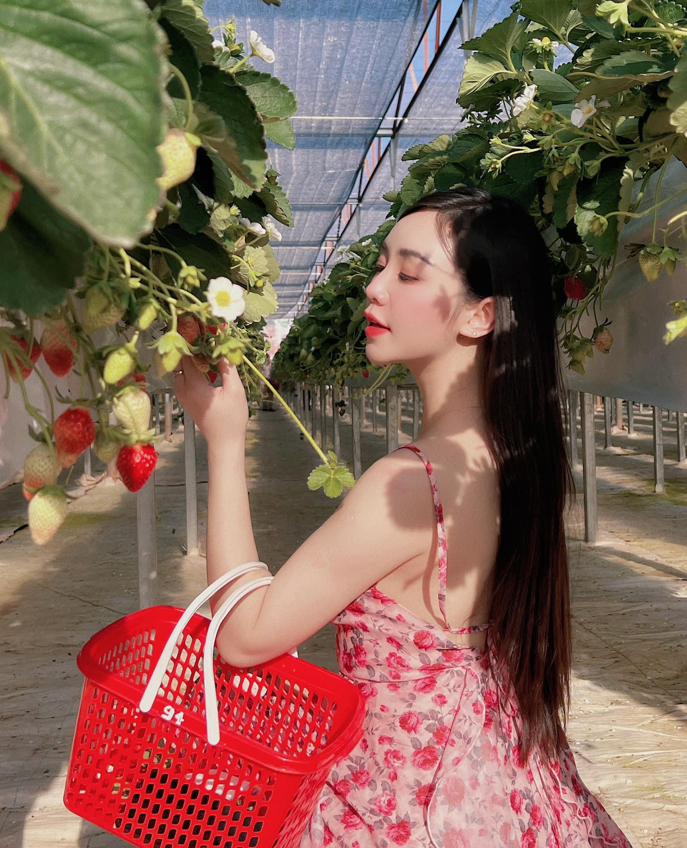 Ngoài đời, mỹ nhân sinh năm 1995 xinh đúng chuẩn hotgirl. Cô theo đuổi phong cách thời trang cá tính, gợi cảm và đầy nữ tính.