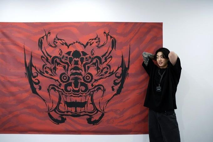 Tiết lộ với truyền thông, FIFA giới thiệu sân khấu ca khúc Dreamers được thể hiện bởi Jung Kook và ca sĩ người Qatar Fahad Al-Qubaisi: “Lễ khai mạc kéo dài 30 phút với nhiều sự bất ngờ. Trong số đó, nhân vật chính là màn trình diễn Dreamers - ca khúc chủ đề chính thức của World Cup 2022”. Lễ khai mạc bắt đầu lúc 21h40 tối 20/11 (giờ Việt Nam). Ảnh: Yonhap News. Tiết lộ với truyền thông, FIFA giới thiệu sân khấu ca khúc Dreamers được thể hiện bởi Jung Kook và ca sĩ người Qatar Fahad Al-Qubaisi: “Lễ khai mạc kéo dài 30 phút với nhiều sự bất ngờ. Trong số đó, nhân vật chính là màn trình diễn Dreamers - ca khúc chủ đề chính thức của World Cup 2022”. Lễ khai mạc bắt đầu lúc 21h40 tối 20/11 (giờ Việt Nam). Ảnh: Yonhap News.