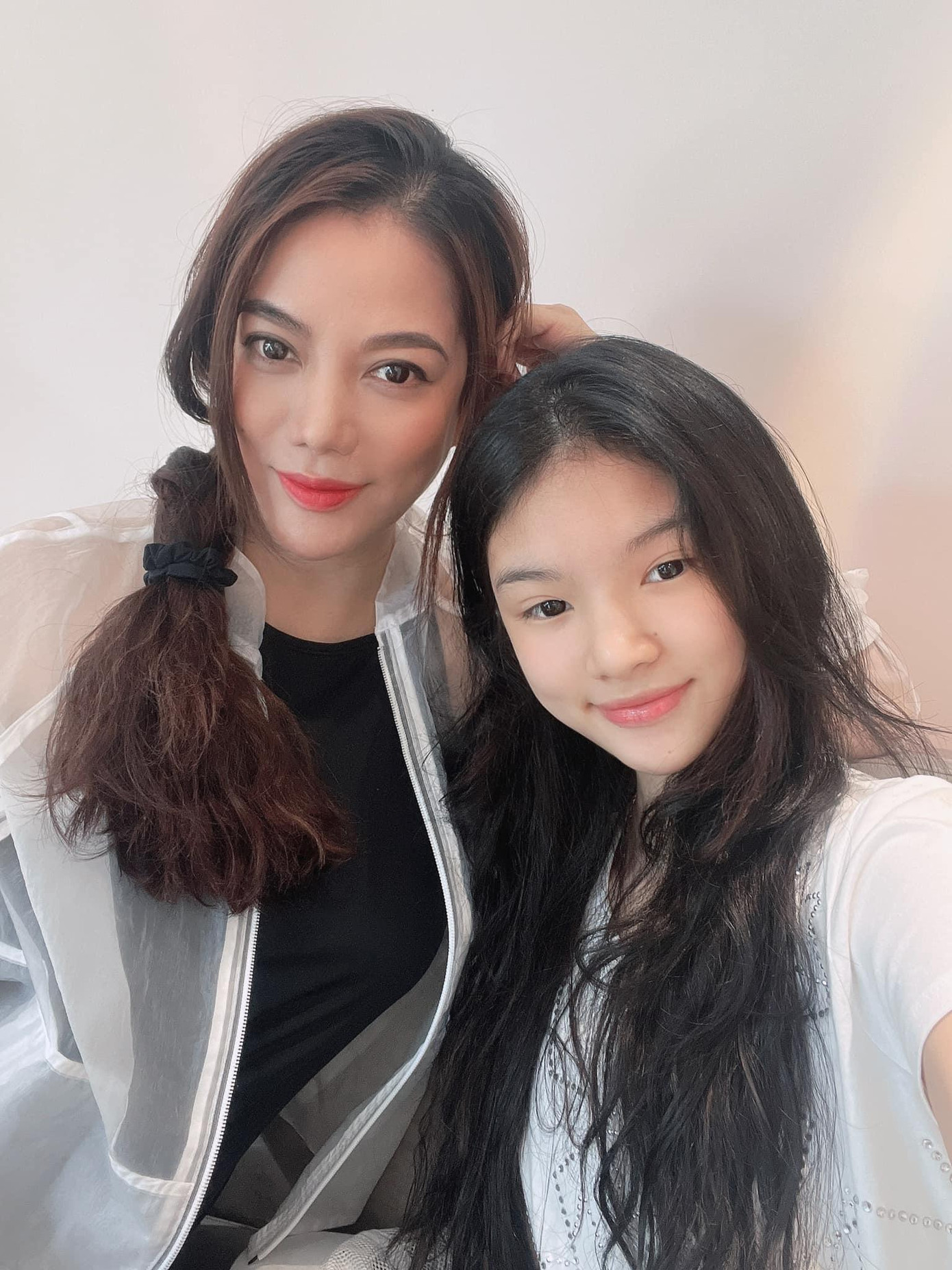 Con gái 14 tuổi Bảo Tiên của Trương Ngọc Ánh và chồng cũ Trần Bảo Sơn luôn được nhắc đến là một trong những nhóc tỳ Gen Z nổi bật trong showbiz Việt. Mới đây, nữ diễn viên Đồng tiền xương máu đã chia sẻ hình ảnh hai mẹ con đi chơi vui vẻ.