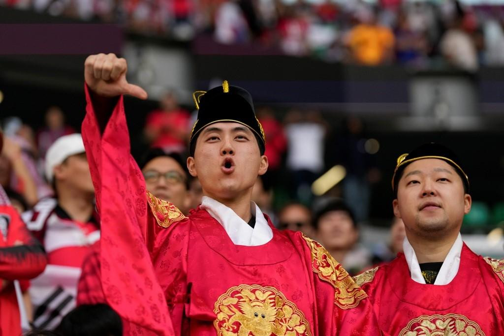 Bên cạnh mặt nạ Son Heung-min, nhiều cổ động viên đến từ xứ sở kim chi mặc trang phục truyền thống của Hàn Quốc như hoàng bào của vua, trang phục của quan lại… Ảnh: AP. Bên cạnh mặt nạ Son Heung-min, nhiều cổ động viên đến từ xứ sở kim chi mặc trang phục truyền thống của Hàn Quốc như hoàng bào của vua, trang phục của quan lại… Ảnh: AP.