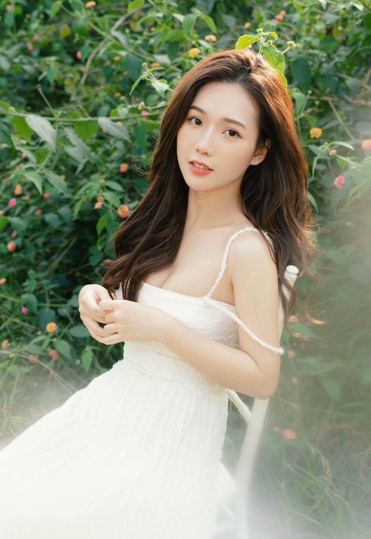 Trước đó, trong một vài tập phimPhố trong làng, người đẹp từng bị chỉ trích vì diện nhiều đồ bó sát, sexy không phù hợp với bối cảnh nông thôn và nhân vật gái quê.