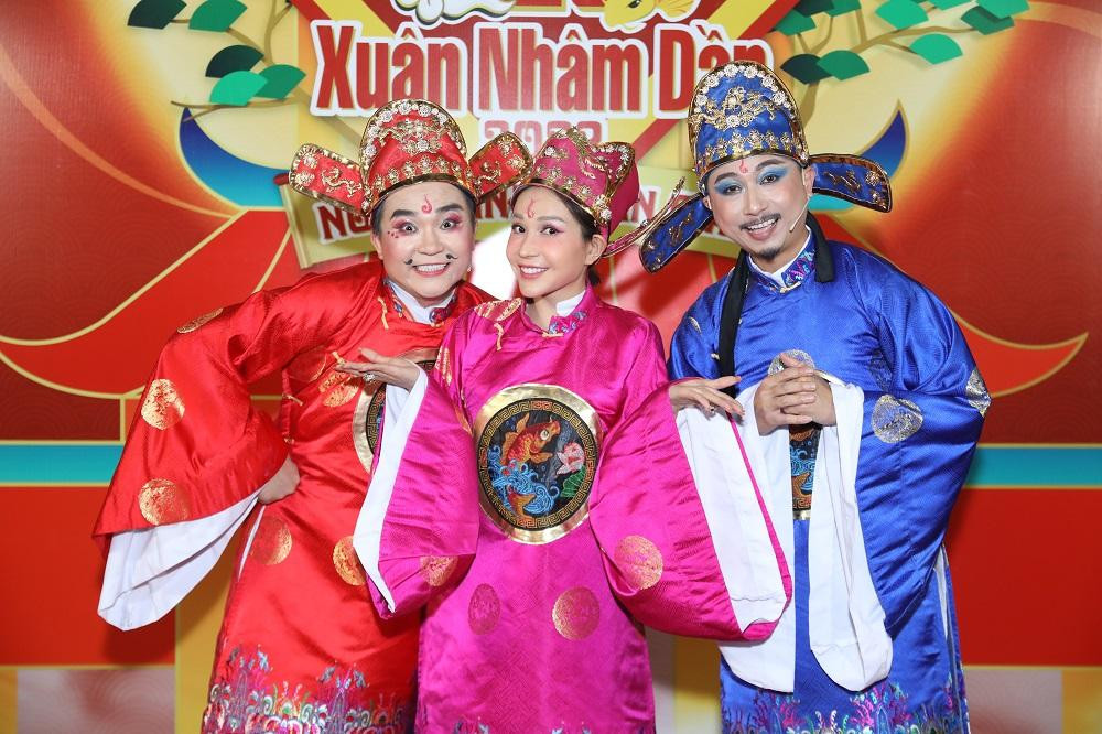 Với gia đình nhà Táo, Khả Như, Đại Nghĩa và Hứa Minh Đạt đem đến những tạo hình cực kỳ bắt mắt với những tông màu nổi bật trong trang phục và cách hóa trang đặc trưng của các Táo.