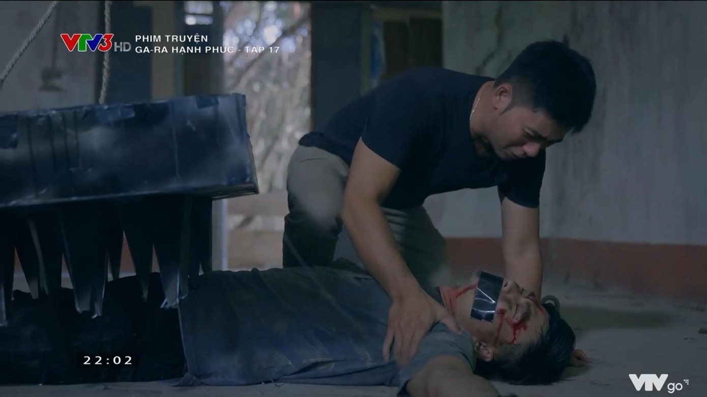 Trung bị tấm chông rơi thẳng vào người. Rất may đây là đồ nhựa và Phi chỉ muốn cảnh cáo Khải.