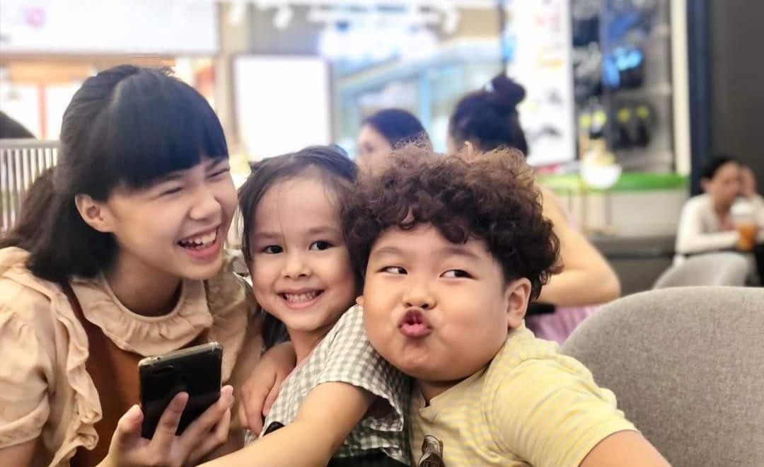 Mẹ con Sam So bất ngờ gặp ca sĩ Bằng Kiều trong trung tâm thương mại Mẹ con Sam So bất ngờ gặp ca sĩ Bằng Kiều trong trung tâm thương mại