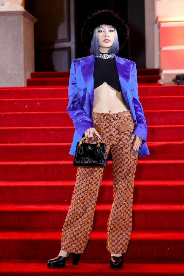 Phong cách khác lạ của Chi Pu, khoe vòng eo con kiến.