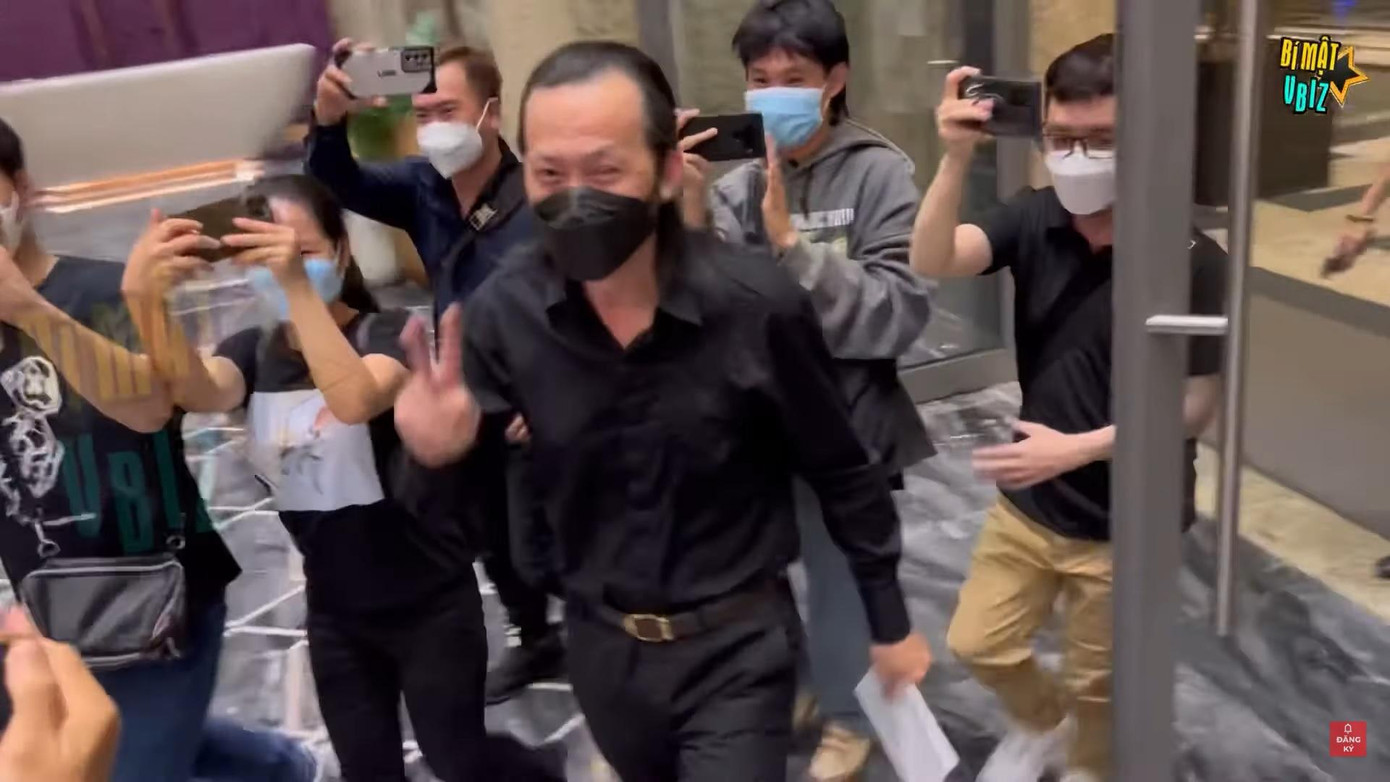 Hoài Linh thân thiện chào báo chí, khán giả khi đến sảnh khách sạn. Ảnh: Bí mật Vbiz