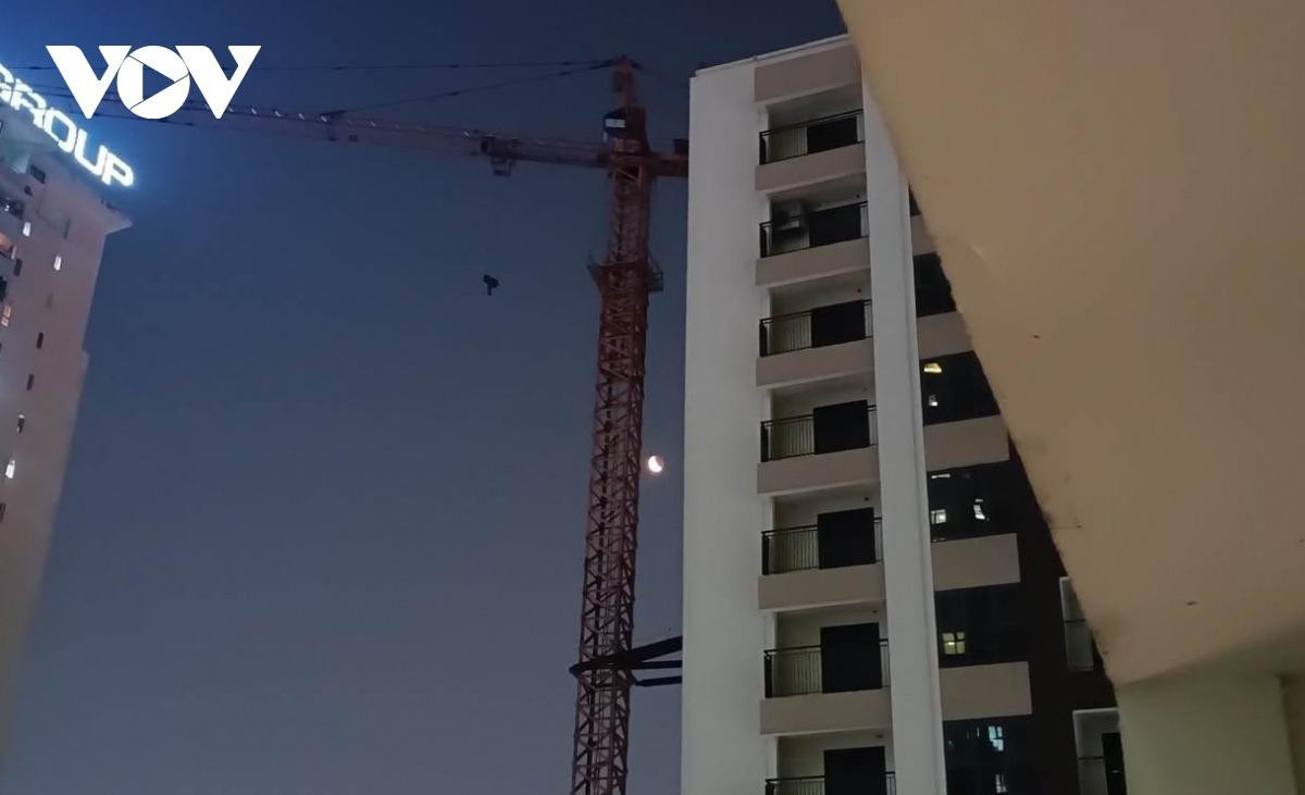 Hình ảnh mặt trăng bị che khuất một phần có thể chụp được bằng điện thoại di động. Hình ảnh mặt trăng bị che khuất một phần có thể chụp được bằng điện thoại di động.