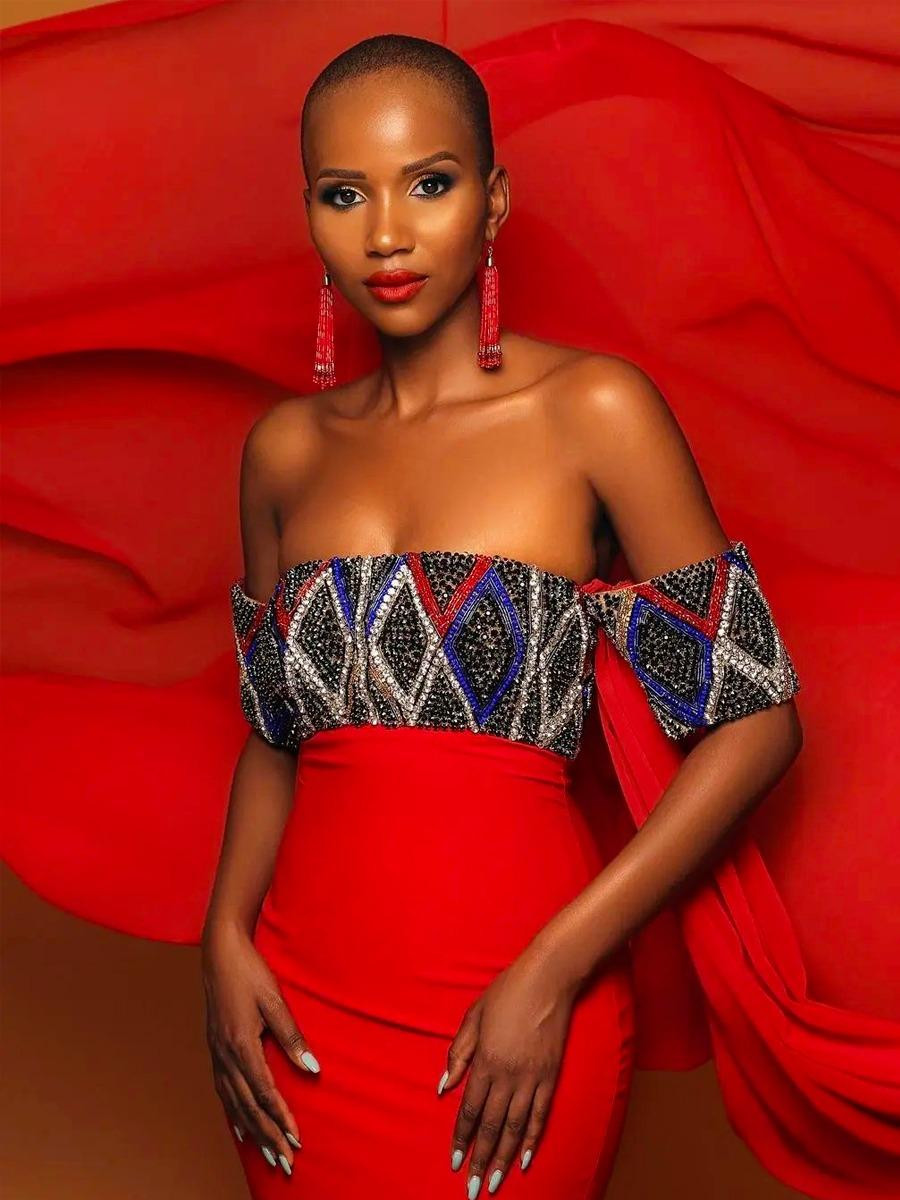 Đại diện Nam Phi tạo sự khác biệt với mái đầu trọc, hình thể lý tưởng với chiều cao 1,74 m. Cô lọt top 40 nhờ nằm trong top sáu &quot;Dự án nhân ái&quot;.