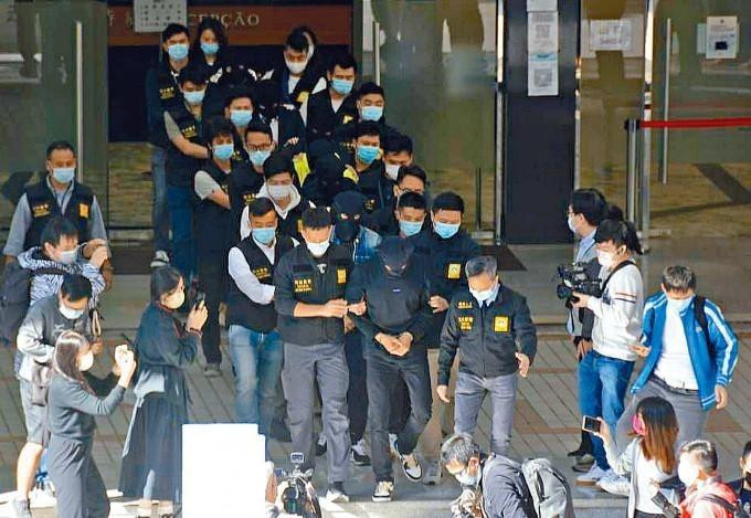 Châu Trác Hoa và 19 đồng phạm bị bắt giữ vào tháng 11/2021. Ảnh: Sina. Châu Trác Hoa và 19 đồng phạm bị bắt giữ vào tháng 11/2021. Ảnh: Sina.