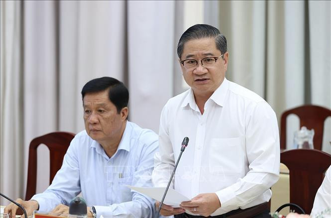 Chủ tịch UBND thành phố Cần Thơ Trần Việt Trường báo cáo tình tình kinh tế - xã hội, quốc phòng, an ninh của thành phố Cần Thơ.