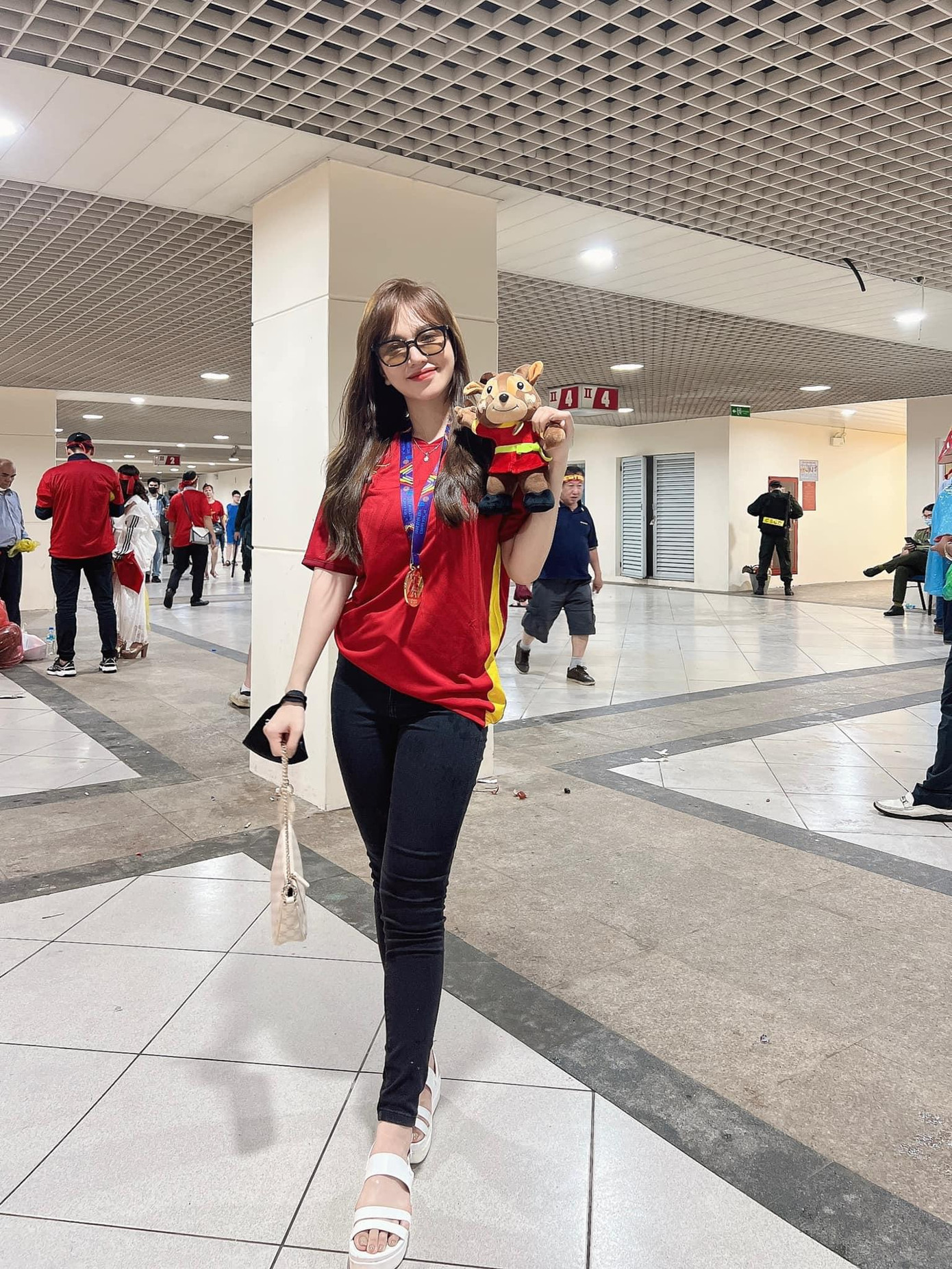 Sau trận đấu, Gia Hân đeo HCV và cầm linh vật SEA Games 31 ủa Hoàng Đức. Cô chia sẻ trên trang cá nhân: “2019 đi xem chung kết SEA games Việt Nam vô địch. 3 năm sau... vẫn thế, sướng. Đi bão thôi”.