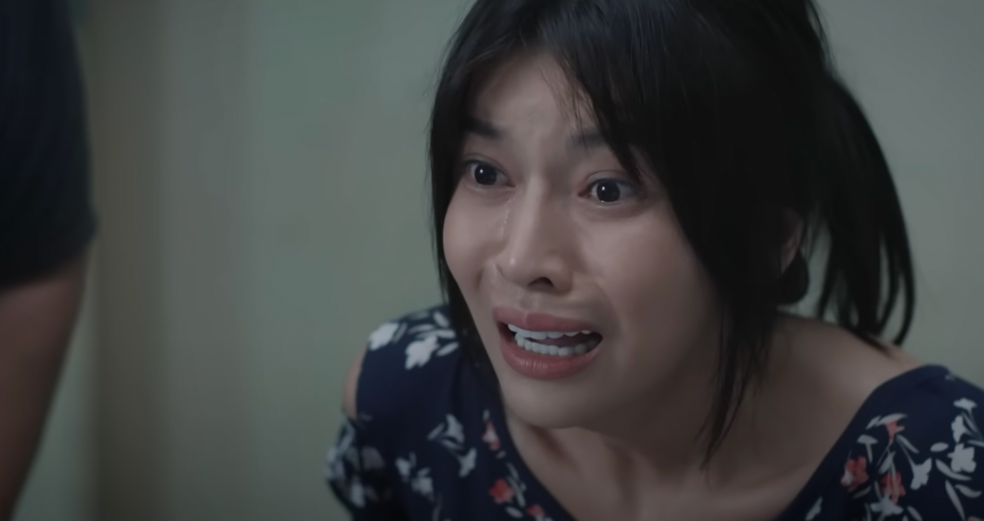 Xuân khóc nấc khi chồng bị thương nặng. Ảnh: CMH.