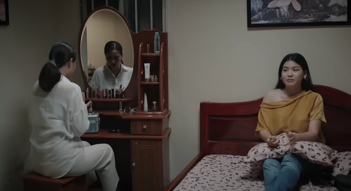 Hồng thấy mình dại dột khi vì mê trai mà mất hết tất cả. Ảnh: CMH.