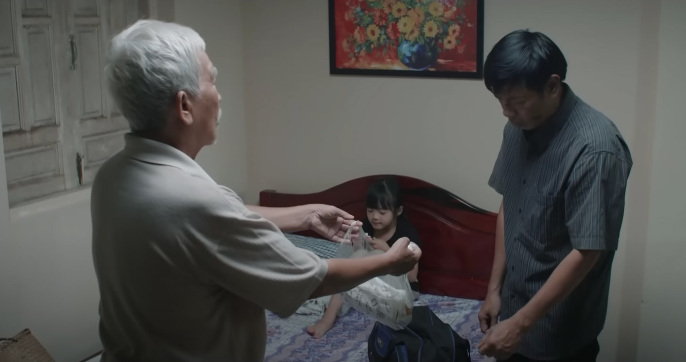 Bà chủ trọ phát hiện ông Bảy giấu người lạ trong nhà. Ảnh: CMH.