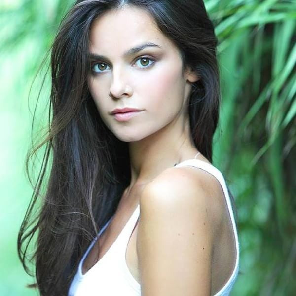 Cận nhan sắc của Katy Louise Saunders (trái) và Song Hye Kyo. Ảnh: Pinterest. Cận nhan sắc của Katy Louise Saunders (trái) và Song Hye Kyo. Ảnh: Pinterest.