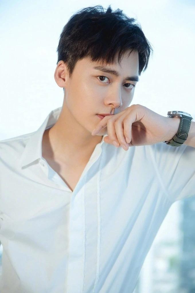 Lý Dịch Phong “tuột dốc không phanh” vì mua dâm, Từ Khai Sính (phải) mất hình ảnh ngoan hiền vì ồn ào tình ái. Ảnh: Sohu.